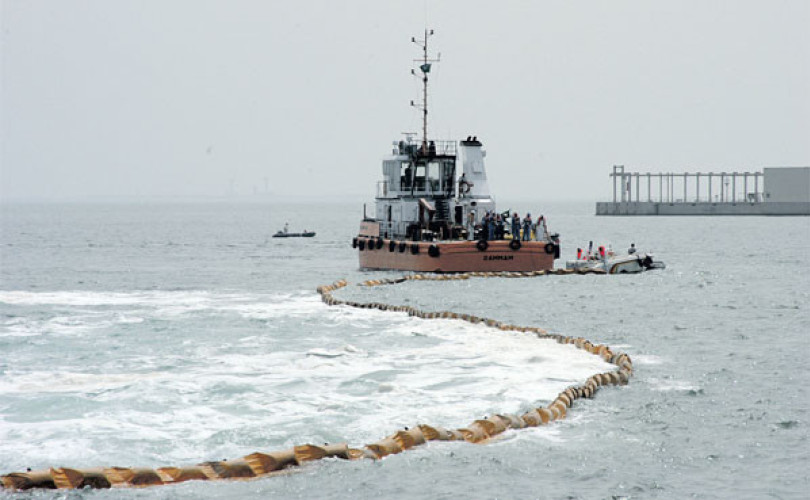 Oil refinery waste treatment, pollution in facilities and environmental protection